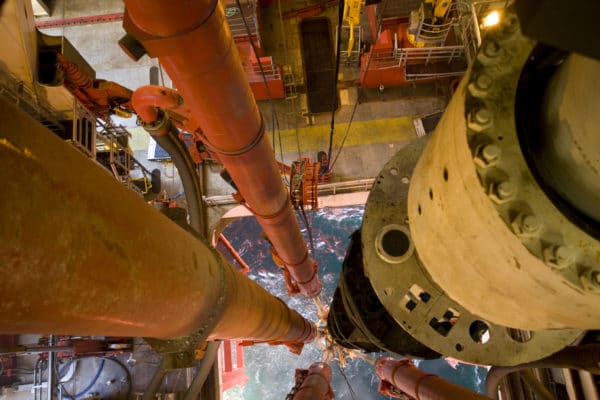 iStock_17105533_OilRig_Oil-rig-riser-view-to-sea-Copy-600x400